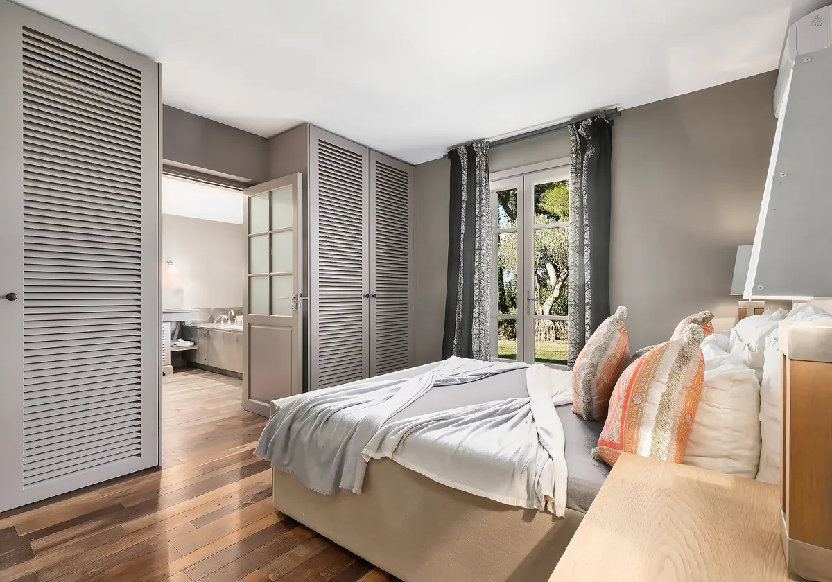 Chambre invités tons gris avec ambiance feutrée