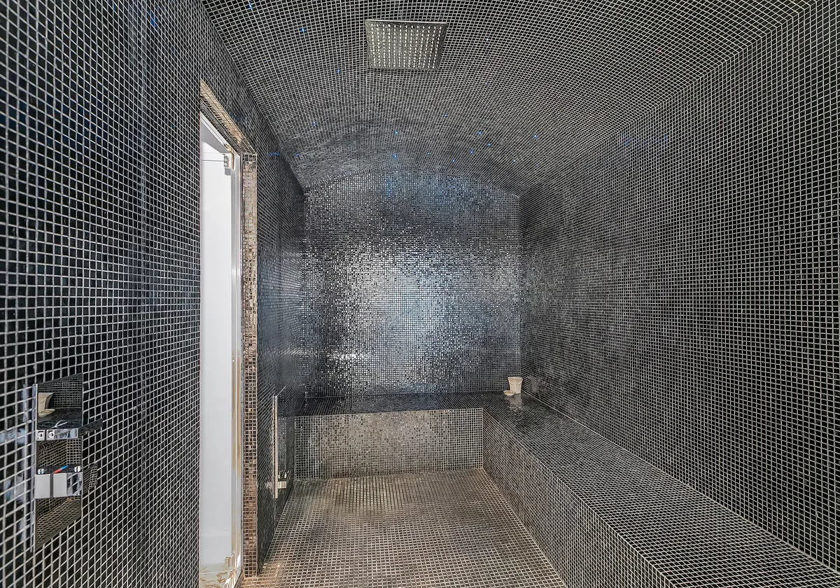 Hammam carrelé mosaïque grise grand format