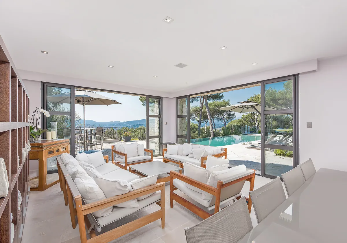 Pool house avec salon vue piscine et terrasse intégrée