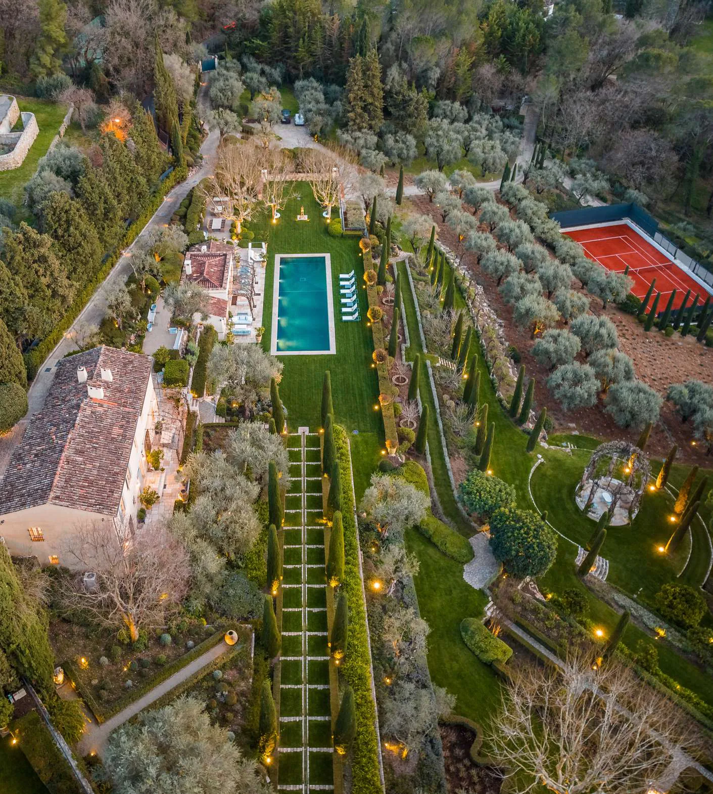 Vue aerienne de la bastide principale, piscine et alignements de cypres - Le Manoir Mougins