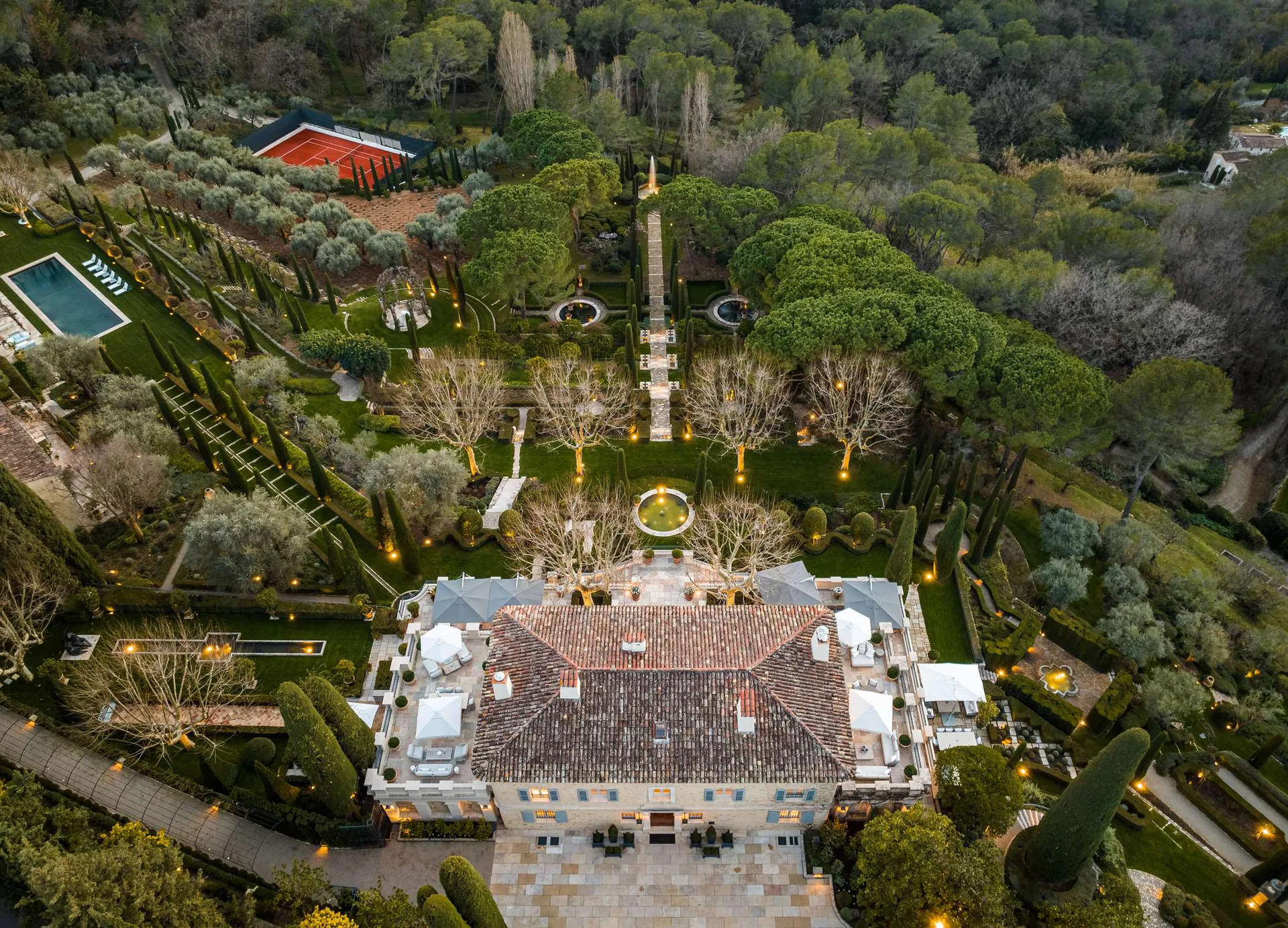 Vue aerienne du domaine Le Manoir avec piscine, jardins italiens, court de tennis et bastide principale