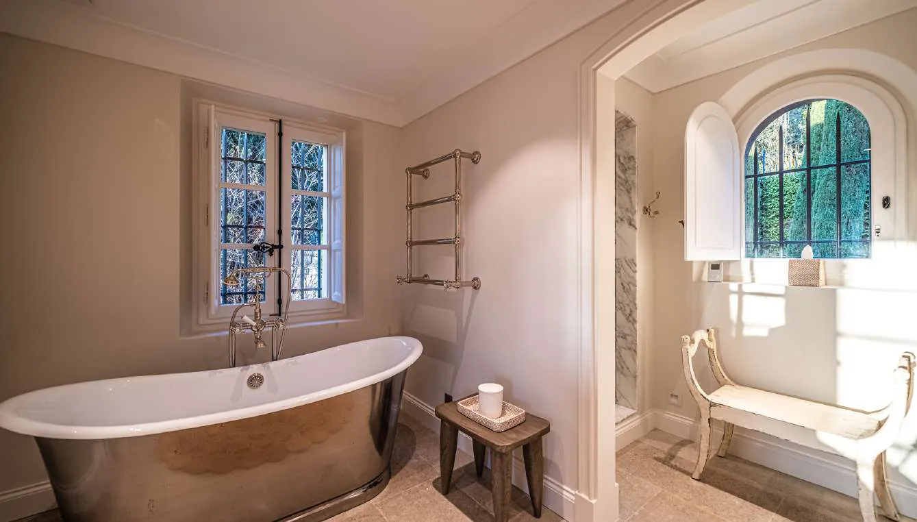 Salle de bain papier peint palmiers avec baignoire encastree noire et vanity
