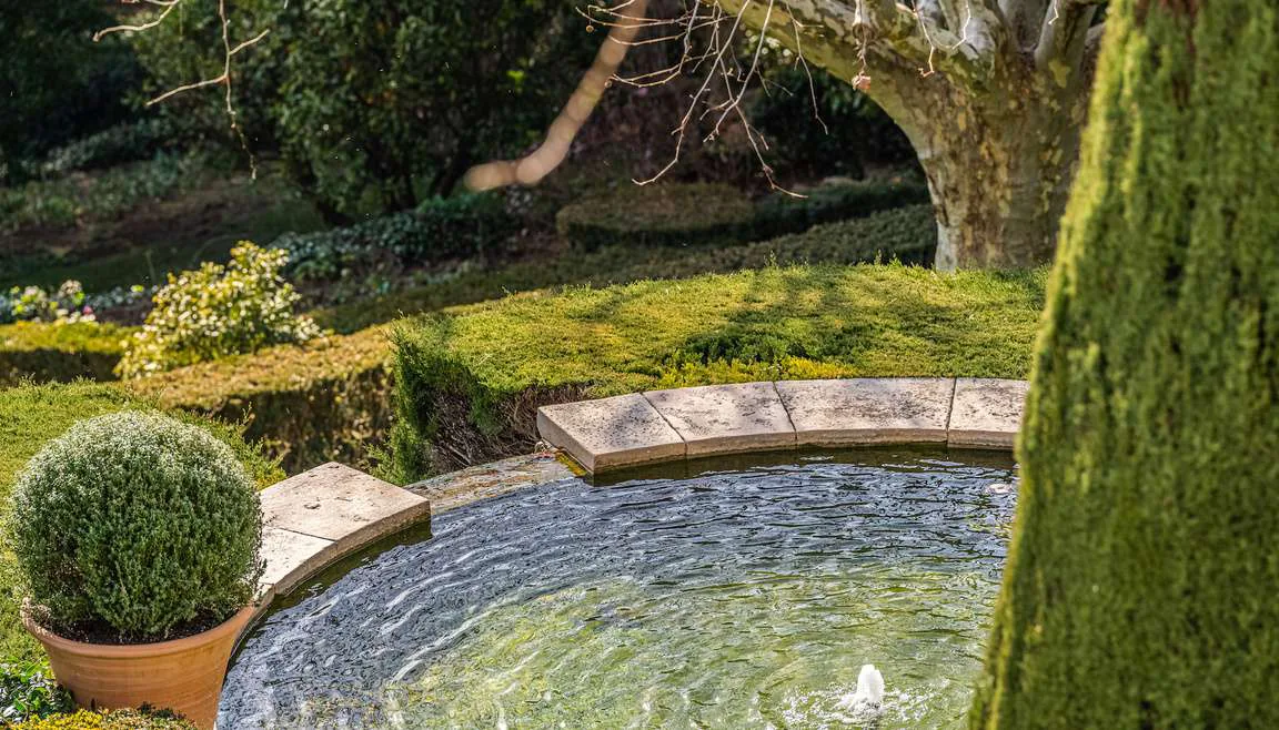 Detail d'une fontaine en pierre en forme de quadrilobe
