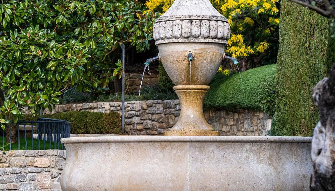 Vue depuis l'escalier de cypres vers une statue et la bastide