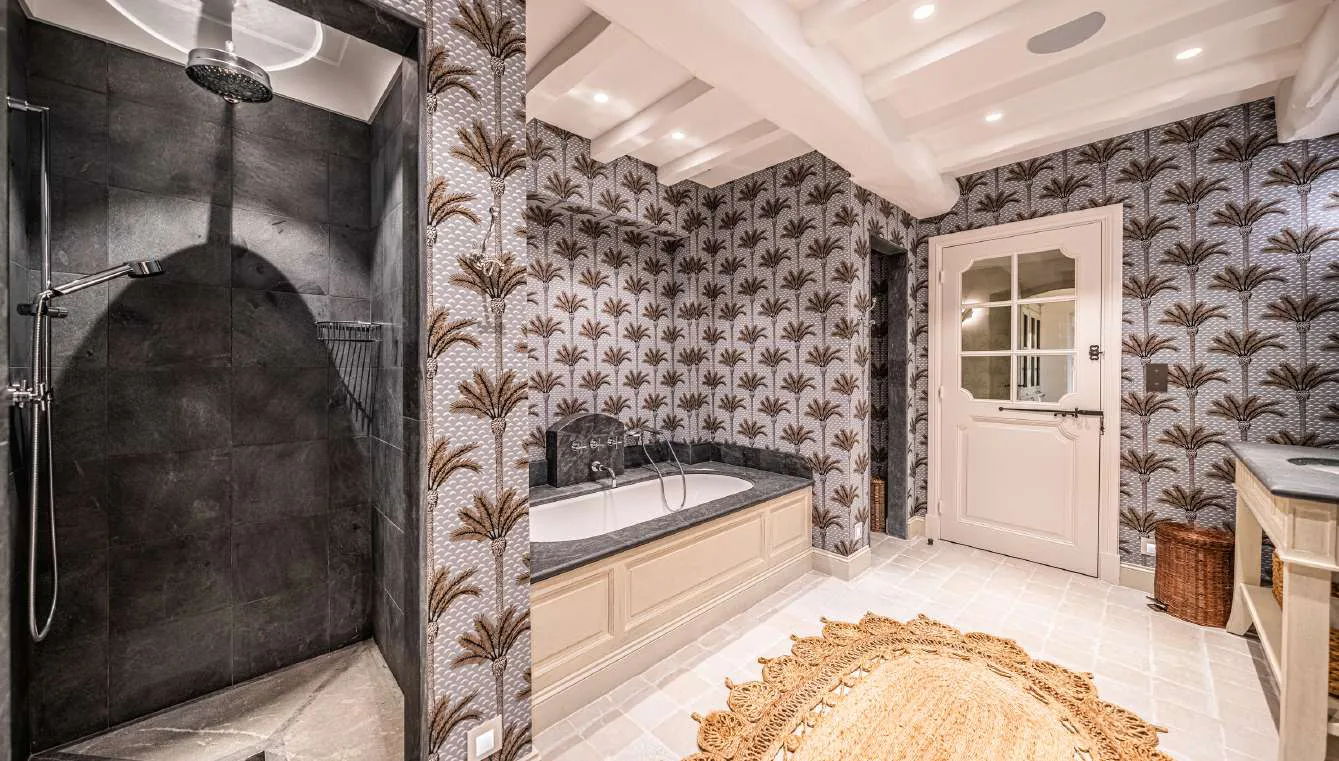 Salle de bain invites avec vanity, miroir et douche italienne carrelee