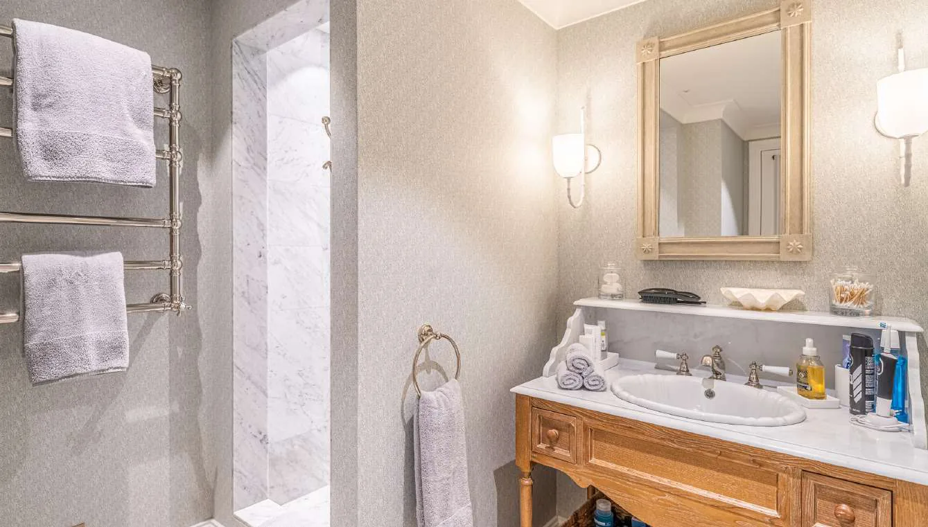 Chambre invites avec lit king, tete de lit capitonnee et lumiere chaleureuse
