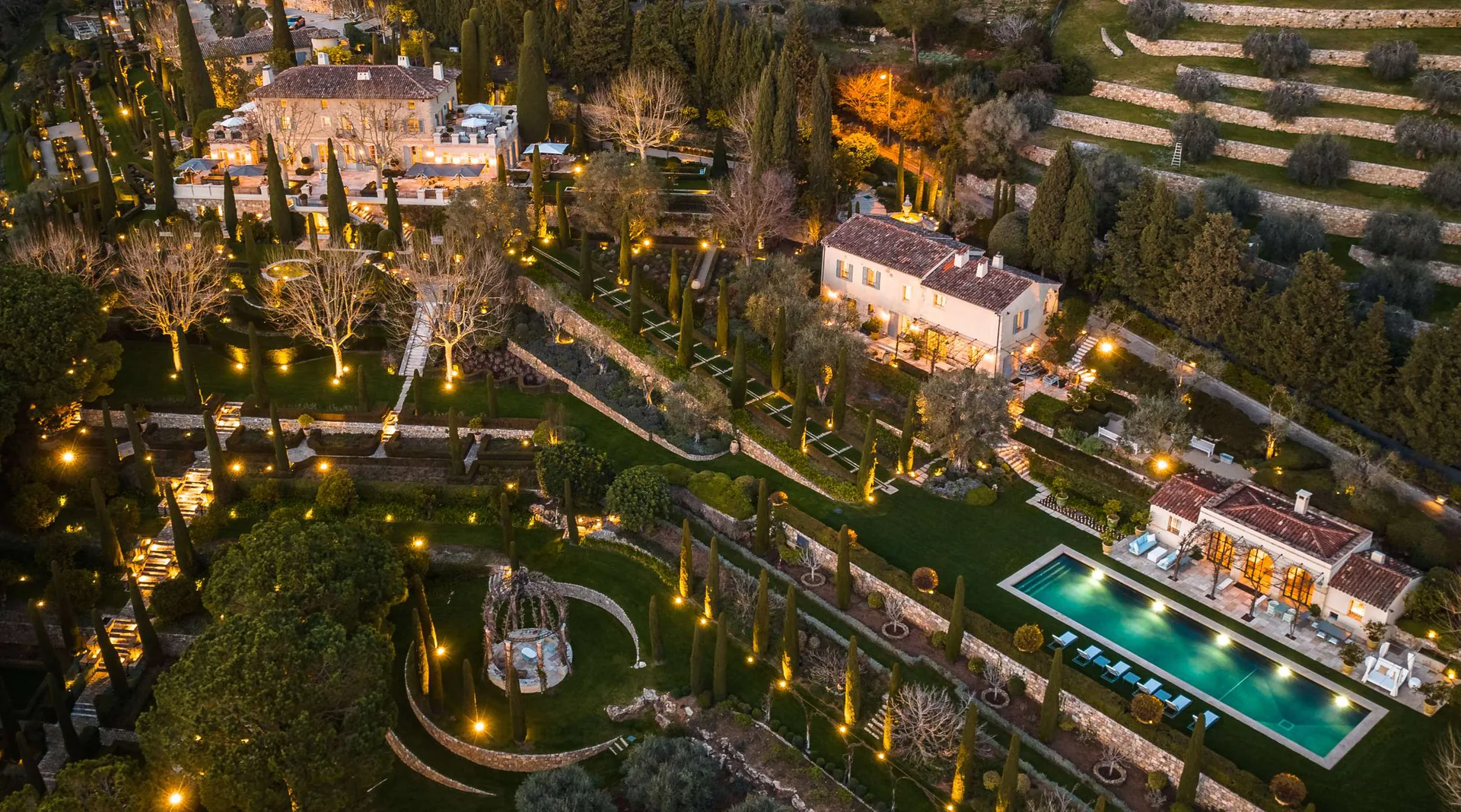 Le Manoir Mougins - vue aerienne du domaine au crepuscule avec piscine et tennis eclaires