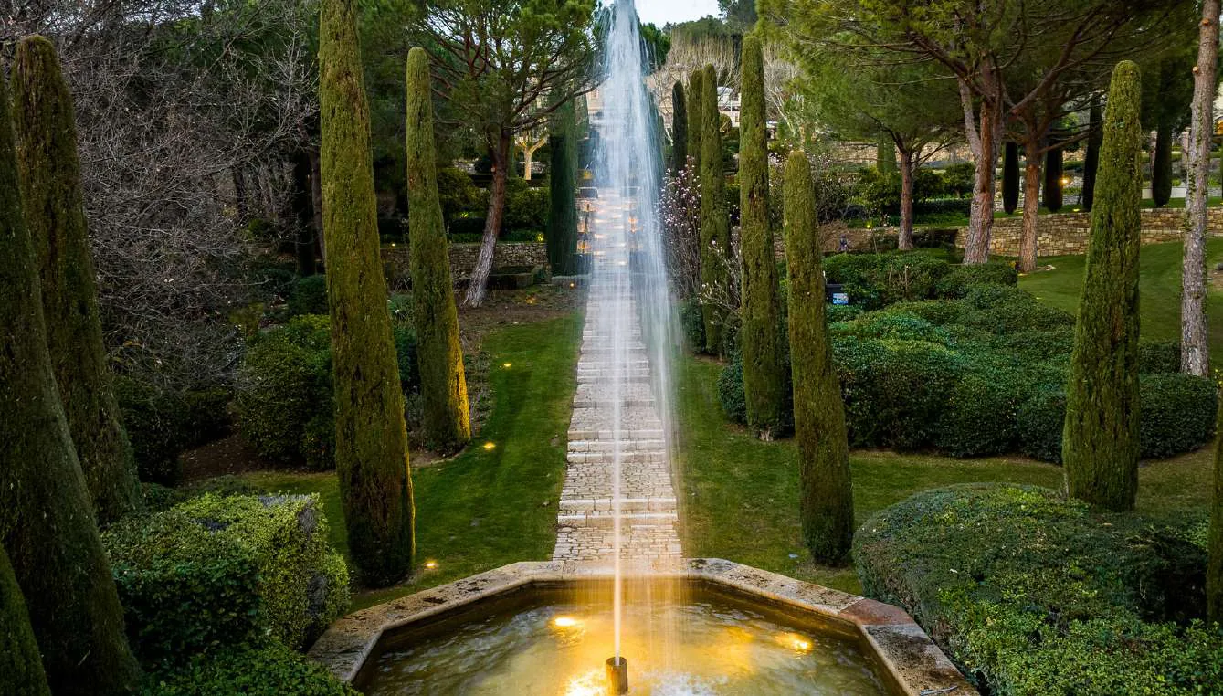 Entree de la bastide principale avec cypres et fontaine ronde