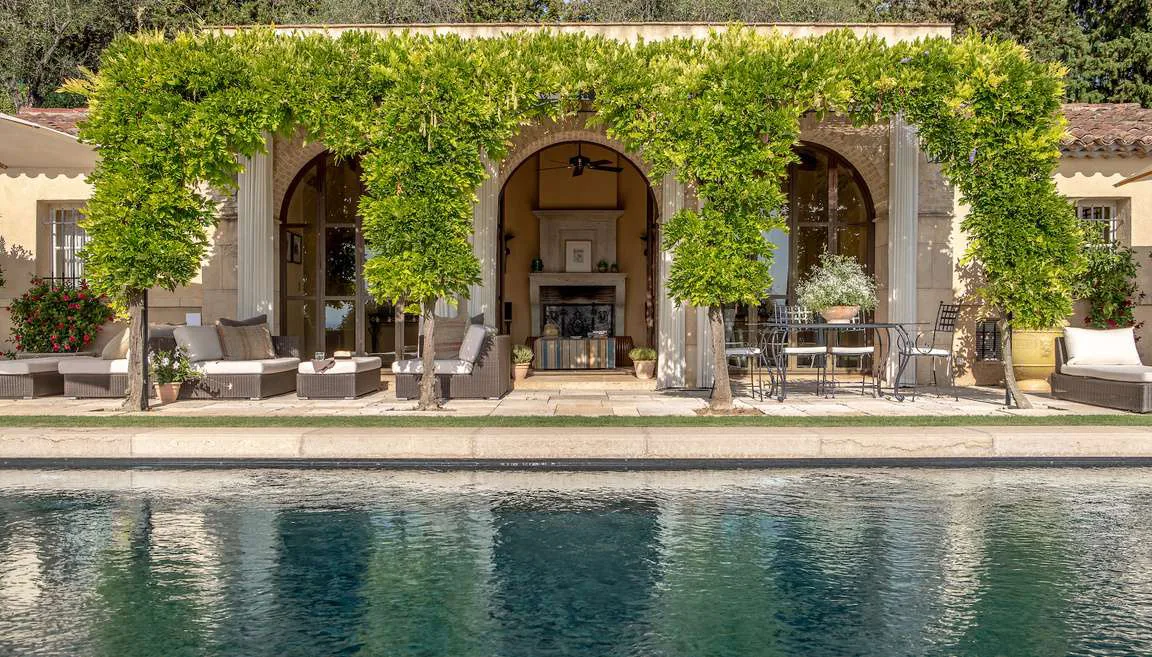 Jardin de roses avec arches en pergolas fleuries