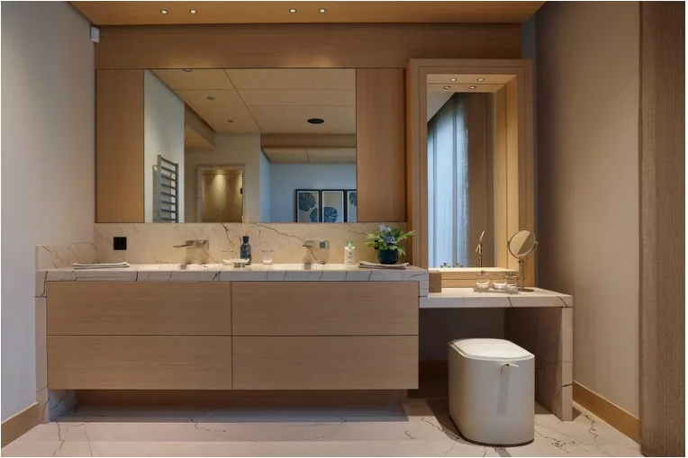Salle de bain double vasque marbre et plan maquillage