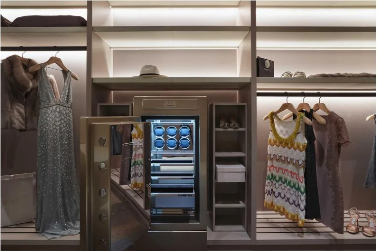 Dressing maître avec coffre-fort et remontoir à montres