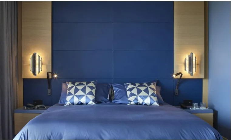 Suite invités avec tête de lit bois et bleu profond