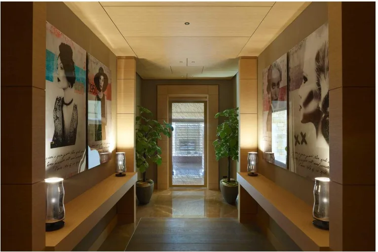 Couloir spa avec œuvres encadrées contemporaines
