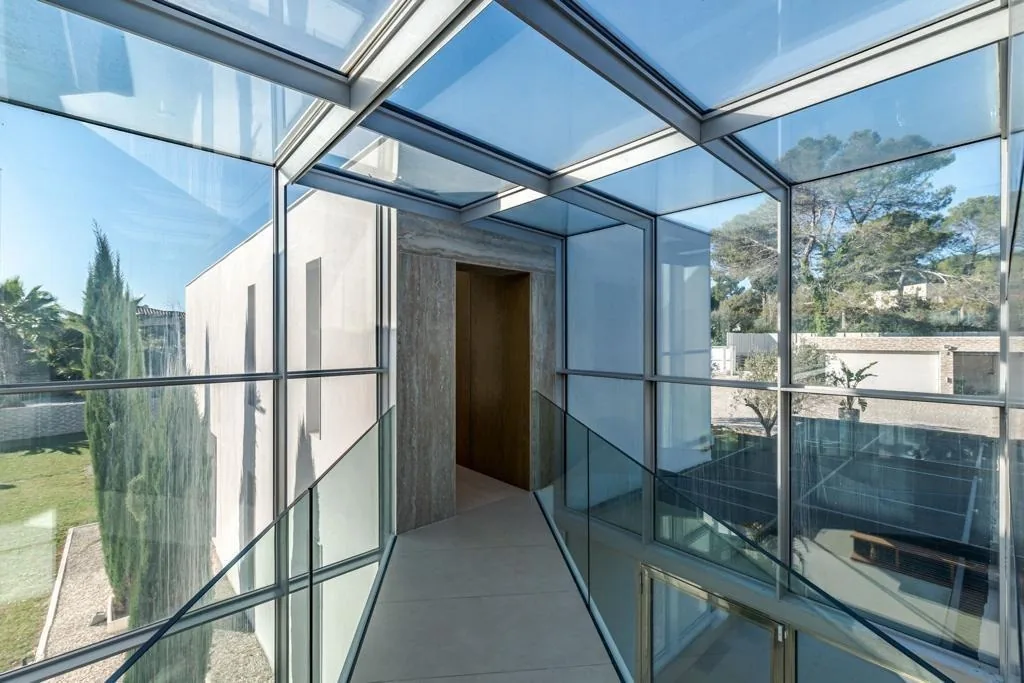 Passerelle vitrée intérieur-extérieur
