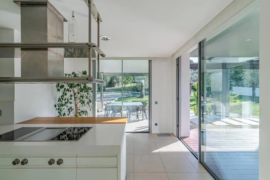 Cuisine professionnelle et baies coulissantes